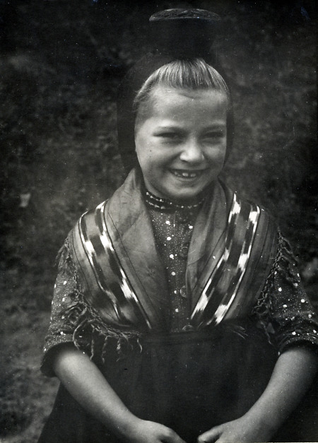 Mädchen in Schwälmer Tracht aus Wiera, 1936
