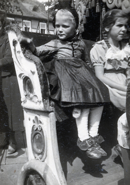 Mädchen auf einem Karussell bei der Salatkirmes in Ziegenhain, 1934