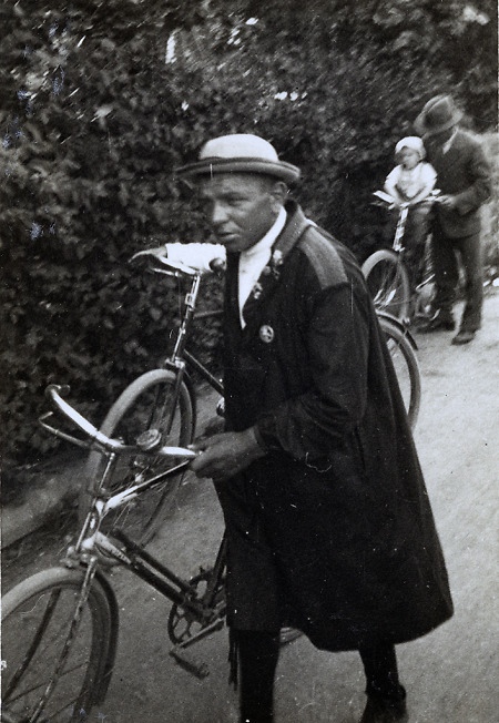 Ein Mann in Schwälmer Tracht mit Fahrrad in Ziegenhain, um 1935