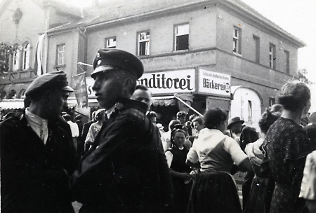 Personen in Tracht auf der Salatkirmes in Ziegenhain, um 1934