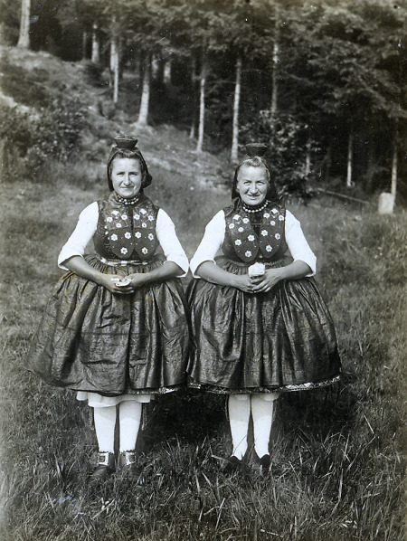 Zwei Frauen in Schwälmer Tracht, um 1938
