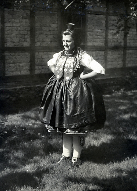 Frau in Schwälmer Tracht, um 1938