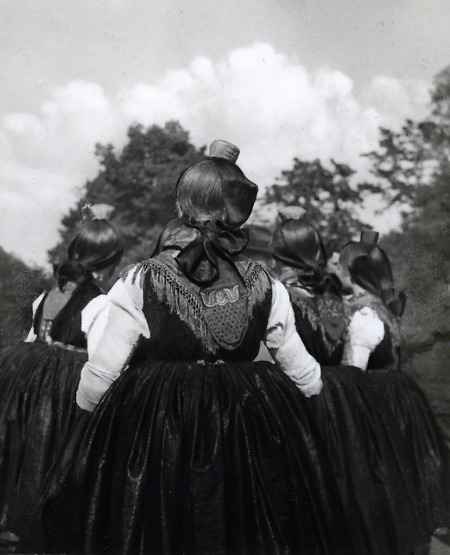 Rückenansicht von jungen Frauen in Schwälmer Tracht, um 1935