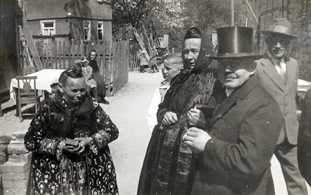 Teilnehmer einer Hochzeitsgesellschaft in Hüttenberg, um 1938