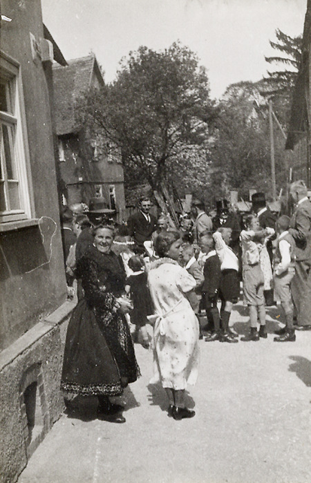 Hochzeitsgesellschaft im Hüttenberger Land, um 1938