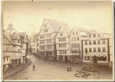 Die Südostseite des Marktplatzes in Homberg (Efze), um 1895