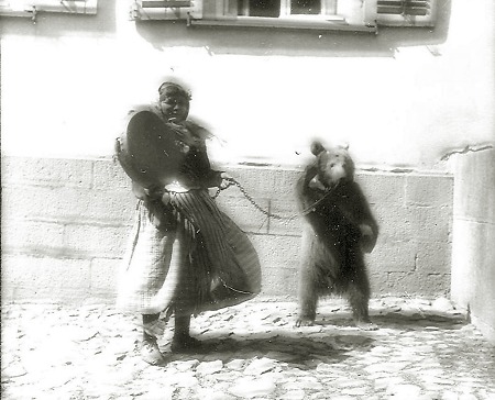 Sinti-Frau („Zigeuner“) mit einem jungen Bären vor dem Pfarrhaus in Homberg, um 1900