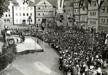 Bühne und Publikum bei den Dörnbergfestspielen in Homberg (Efze), 1934