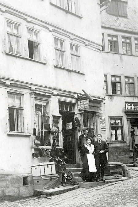 Geschäftsinhaber mit Angehörigen vor seinem Laden in Homberg, um 1914