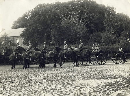 Soldaten mit einer Kanonenlafette in Homberg (Efze), um 1910