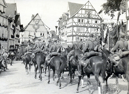 Berittene Wehrmachtseinheit bei einem Manöver auf dem Homberger Marktplatz, um 1938