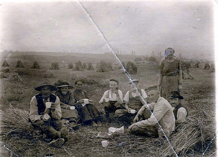 Rast während der Feldarbeit in Homberg (Efze), um 1910