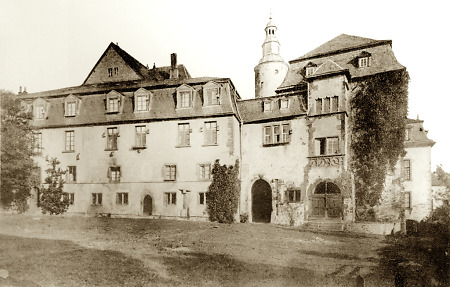 Die Nordseite des Hinterhofs von Schloss Birstein, 1895