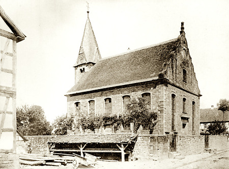 Die Kirche in Niedermittlau von Südosten, 1897