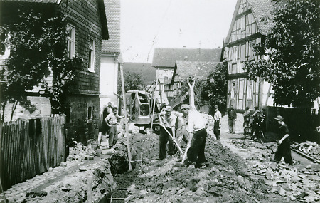 Verlegung der Wasserleitung in der Lahnstraße in Roth, 1955-1956