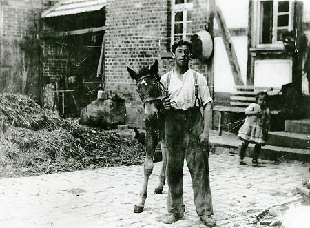 Mann mit Fohlen auf einem Hof in Roth, 1926