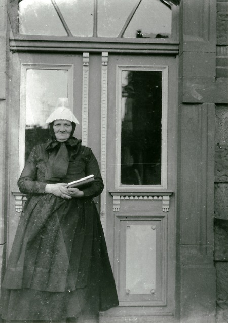 Ältere Frau in Roth in Tracht vor der Gastwirtschaft „Zum Wiesengrund“, 1950er Jahre