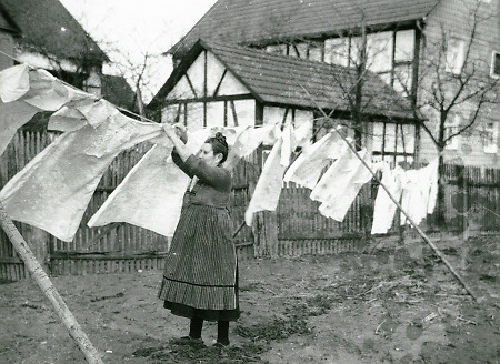Frau beim Wäscheaufhängen in Roth, 1947-1949