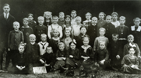 Schulklasse aus Daubringen mit ihrem Lehrer, 1924