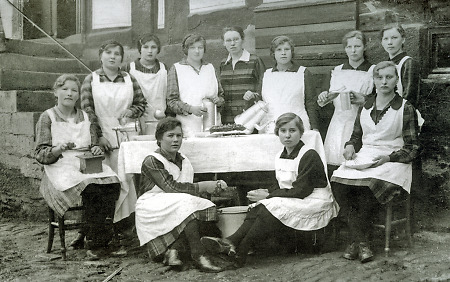 Schülerinnen der Kochschule in Mainzlar, 1926