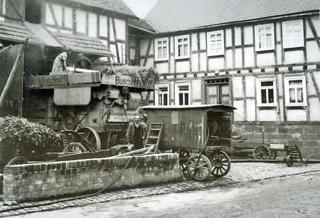 Dreschmaschine in Treis mit Motorwagen, um 1935?