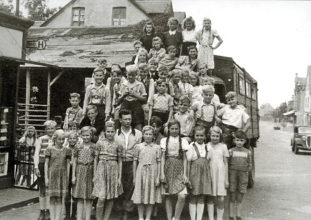 Schulklasse aus Mainzlar beim Klassenausflug, 1949