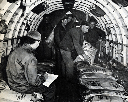 Verladen von Lebensmitteln bei der Luftbrücke nach Berlin, 1948
