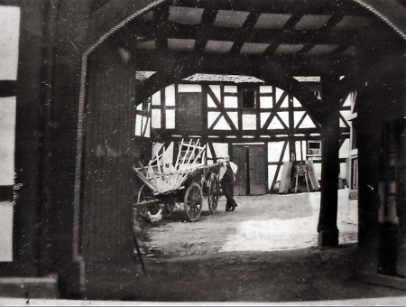 Blick durch das Torhaus eines Hofes in Brandoberndorf, um 1935