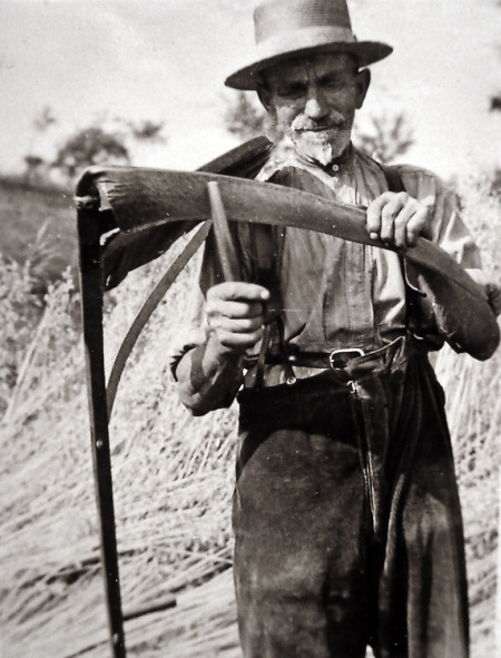 Mann in Brandoberndorf beim Wetzen der Sense, um 1940