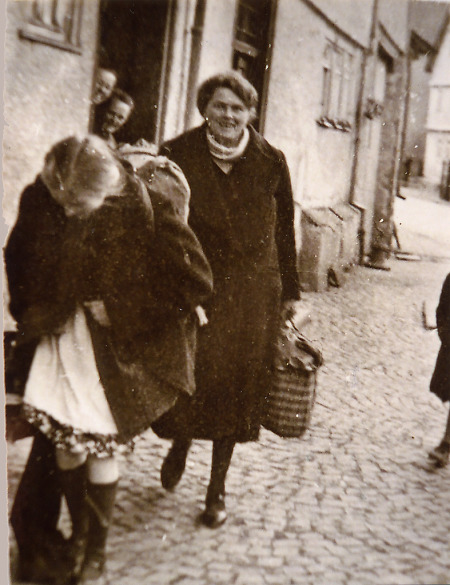 Frauen und Kinder bei einem Fliegeralarm in Brandoberndorf, 1944