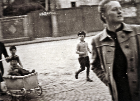 Frauen und Kinder flüchten vor US-Bombern in Brandoberndorf, um 1944
