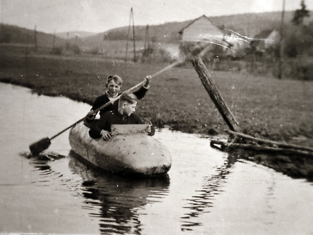 Zwei Jungen in Brandoberndorf in einem Paddelboot, um1944
