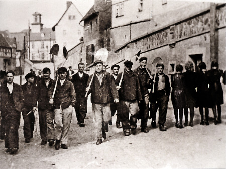Männer in Brandoberndorf beim Einsatz am Kriegsende, 29. März 1945