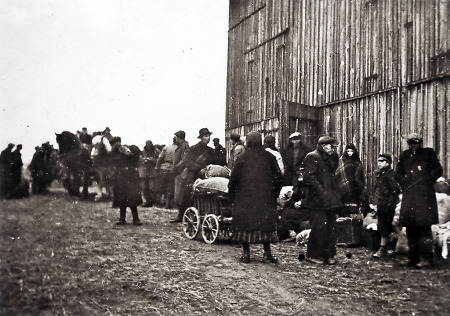 Displaced Persons an einem Sammelplatz in Brandoberndorf, April, 1945
