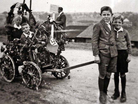 Kinder beim Erntedankfest in Brandoberndorf, 1935