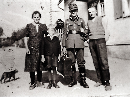 Junger Soldat aus Brandoberndorf wird von der Familie verabschiedet, 1943