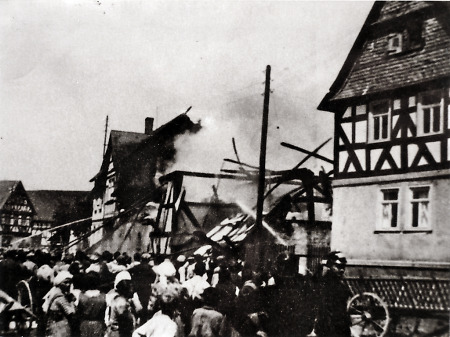 Zuschauer bei einem Scheunenbrand in Brandoberndorf, 1940