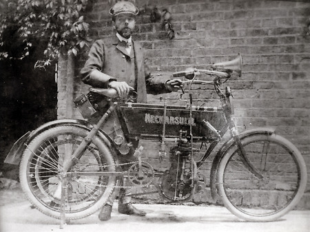 Der Lehrer in Brandoberndorf mit einem Fahrrad mit Hilfsmotor, um 1920