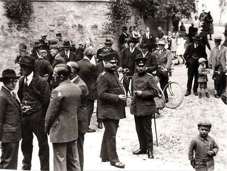 Einwohner von Brandoberndorf sammeln sich zu einem Fest auf dem Kirchvorplatz, um 1920