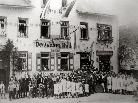 Festversammlung vor dem 'Deutschen Haus' in Brandoberndorf, 1930