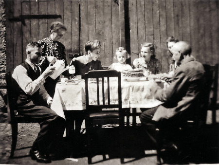 Brandoberndorfer Familie beim Sonntagskaffee im Hof, 1943