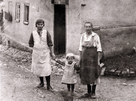 Mutter, Tochter und Nachbarin vor dem Wohnhaus in Brandoberndorf, um 1920