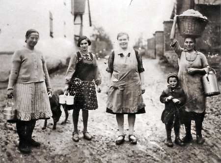 Brandoberndorfer Frauen auf der Dorfstraße, um 1930