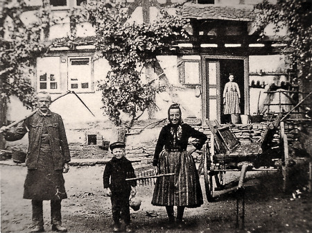 Brandoberndorfer Familie beim Aufbruch zur Heumahd, um 1910