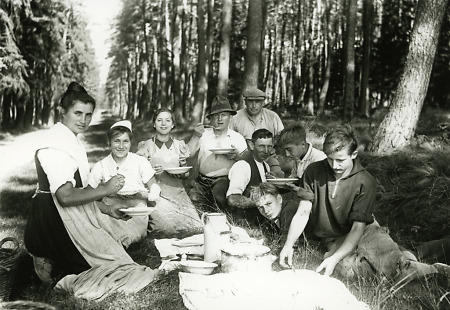 Während einer Arbeitspause beim Essen in Rauschenberg (?), um 1940