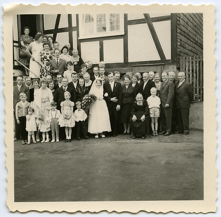 Hochzeitsgesellschaft in Caldern, um 1962