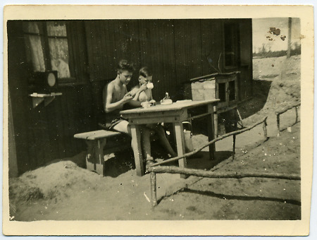 Zwei Jungen in Hangenmeilingen „hinter dem Haus“, Sommer 1944