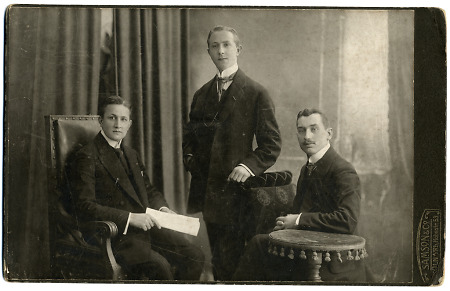 Drei junge Männer im Atelier, um 1910