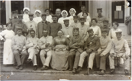 Soldaten und Krankenschwestern in einem Lazarett in Bad Schwalbach während des Ersten Weltkriegs, 1914-1918