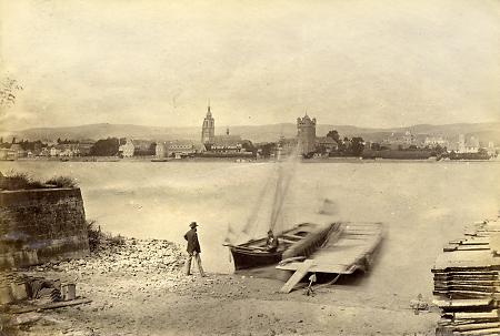 Die Stadt Eltville vom südlichen Rheinufer, um 1875, um 1875